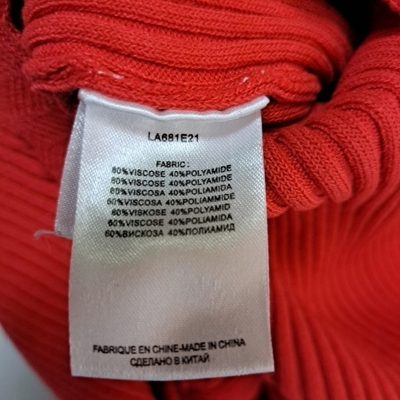 Molly bracken ribbed scalloped v-neck sweater in red - Picture 11 of 11